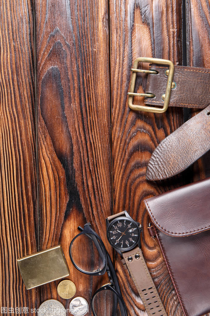 皮具配件與棕色木制背景 零售攝影的藝術與策略